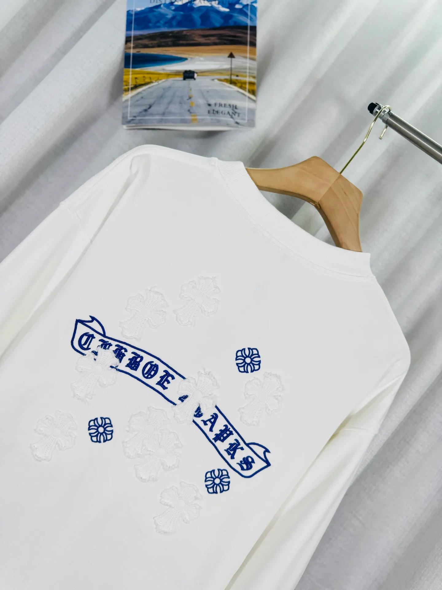 P260 top version, real shot without P, ​​different from market currency) 𝗖𝗵𝗿𝗼𝗺𝗲 𝗛𝗲𝗮𝗿𝘁𝘀/Cro Heart 2025 washed patch embroidery autumn and winter new original single counter American laser burnt 3D three-dimensional color embroidered couple casual sweatshirt 👑The highest version! Customized fabric 430g tripe terry fabric! American acid-washed and distressed original fabric laser burnt ✟appliqué embroidery and exquisite embroidery of letters! The best-selling model in the counter, very comfortable to wear. Accessories: original molded and authenticated collar label➕100% silk wash label. Genuine purchase-grade original hangtag➕matching hanging rope➕3D hanging beads➕original packaging bag. Craftsmanship: The original version has consistent wiring! The highest version of the armhole matching technique! Color: White Black Size: S M L XL Style Number: 25-357